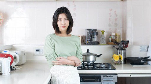 Caribbeancom 102321-001 Cô vợ nóng bỏng quyến rũ một người bạn của con trai mình