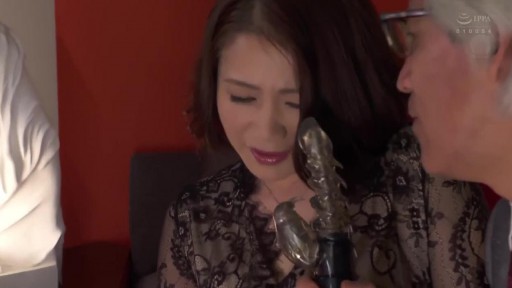 JUL-478 Cả Công Ty Và Vợ Tôi Đều Bị Cướp. Vợ Chủ tịch NTR Maki Tomoda